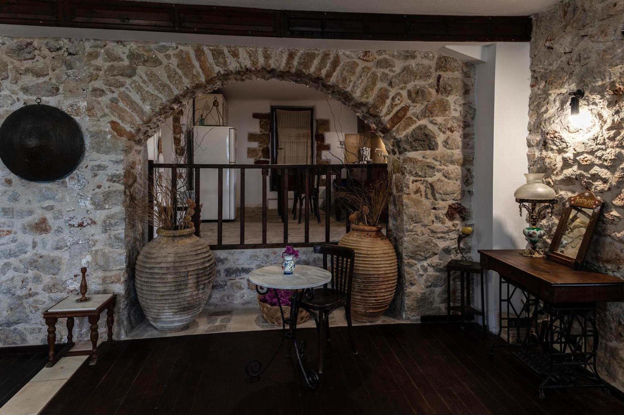 Belessi's Mansion Apartment Yefira